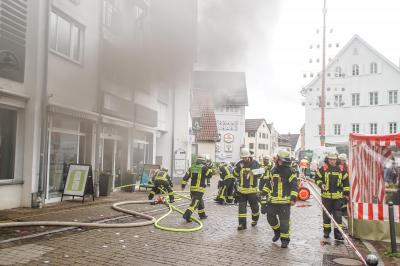 Stuttgart-Degerloch: Brand eines Verteilerkastens sorgt fuer starke Rauchentwicklung